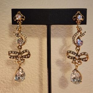 Gold-toned Vtg Dangle Warring Teardrop Crystal Faux Pearls 2.5"